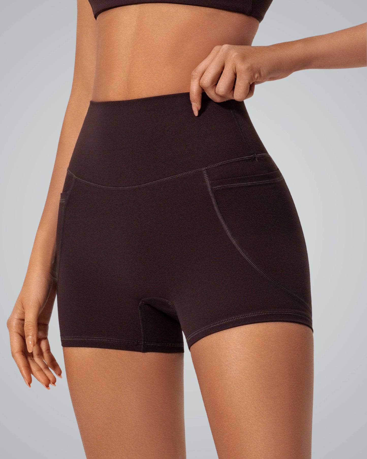 Bandsam LilaFit Short in brown, high-rise stretch activewear for women. Comfortable, flexible shorts ideal for yoga, pilates, and outings.