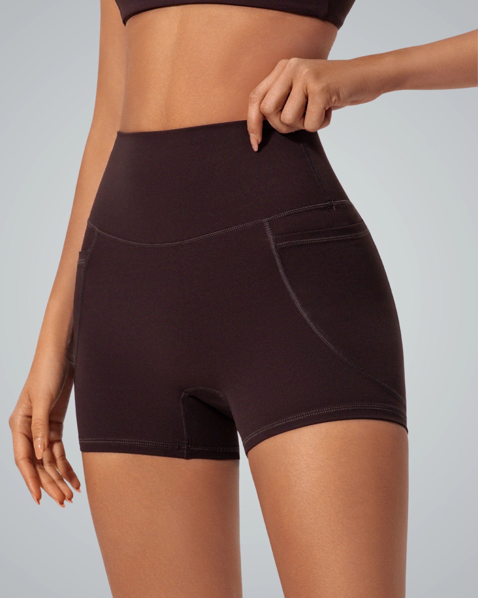 Bandsam LilaFit Short in brown, high-rise stretch activewear for women. Comfortable, flexible shorts ideal for yoga, pilates, and outings.